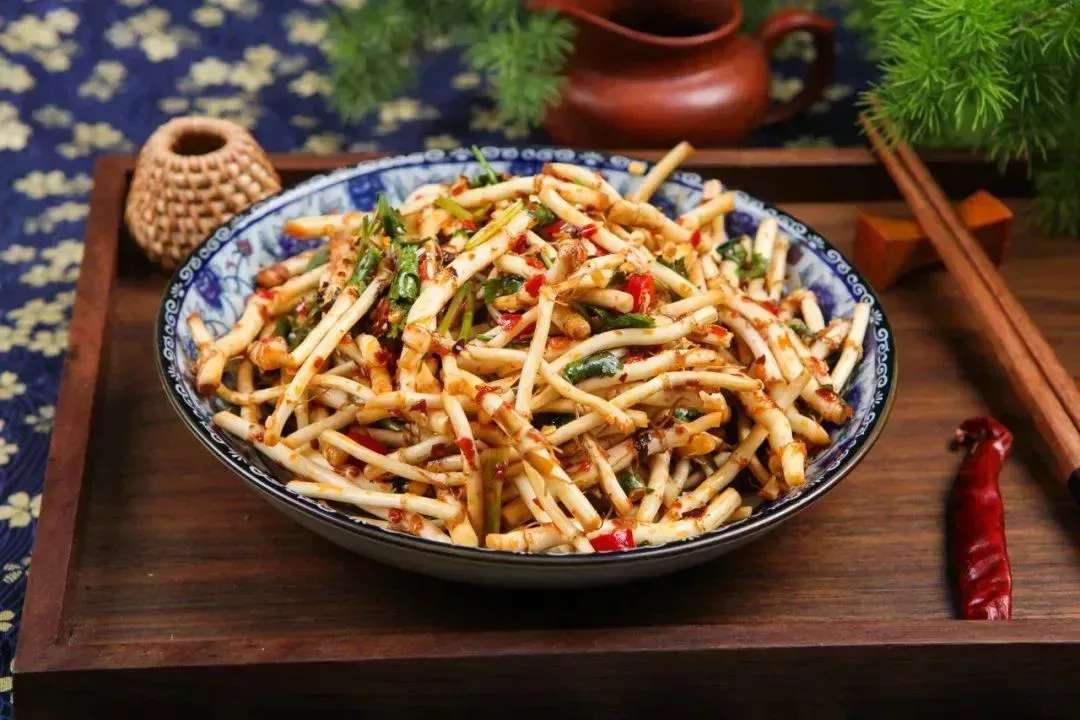 涼拌折耳根,口感脆嫩爽口,是川渝雲貴共有的菜品