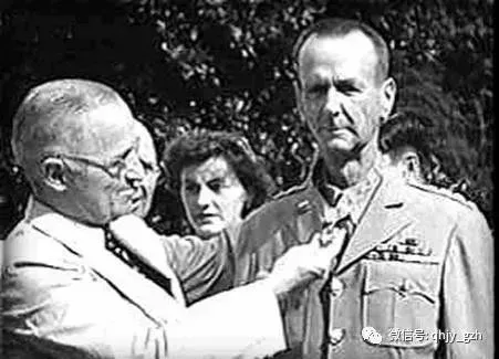 二戰期間美軍被俘將領喬納森·溫萊特在獲救後受勳