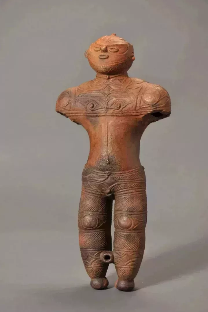 日本國寶《中空土偶》,似太空人。約3200年前繩文時代,北海道出土