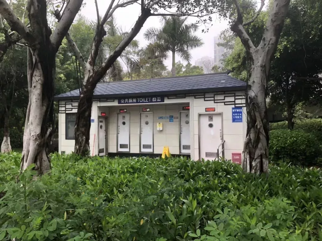 這是廈門城區的公共廁所,左側是管理員的住所。管理員一般都會把衛生搞得很好。