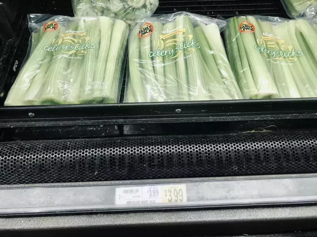 做沙拉的芹菜稍微貴一點,一包4美元。這種芹菜是可以直接蘸醬生喫的。