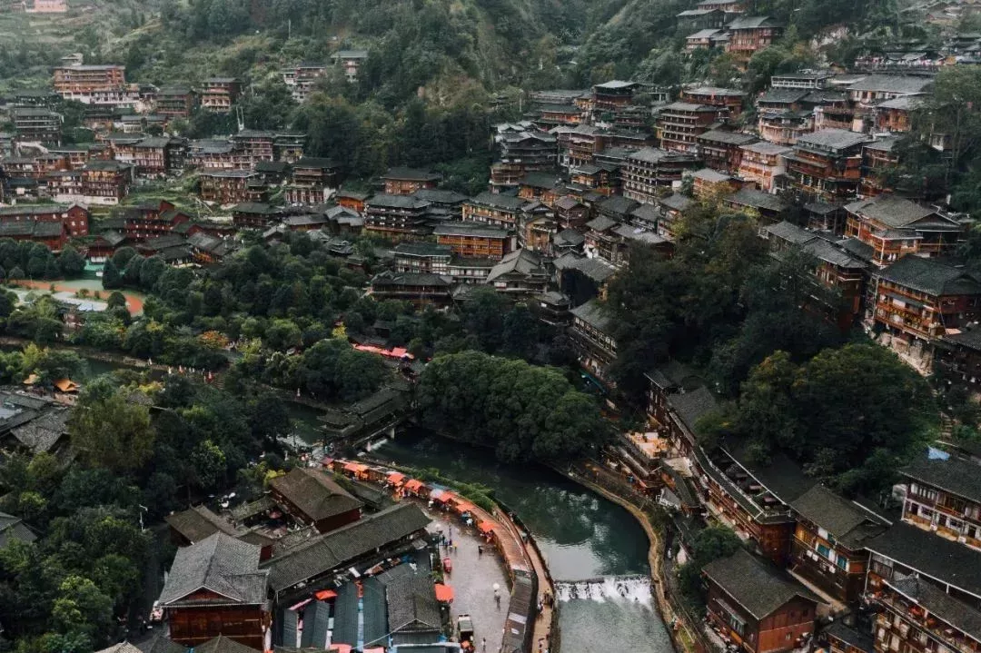 貴州多山地,房屋大多也依山而建