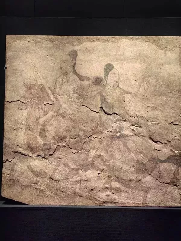 婁叡墓墓道西壁中欄的鞍馬人物,右側馬匹受驚之際竟拉出一串糞便。
