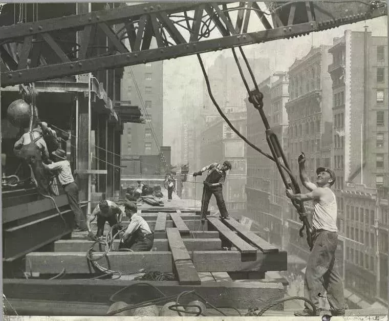 1930年,美國建築工人在修建帝國大廈。圖片:raredelights