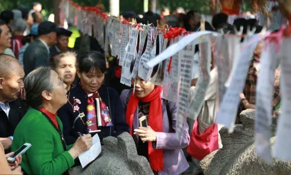 (老人扎堆公園相親角爲兒女掛簡歷求親)