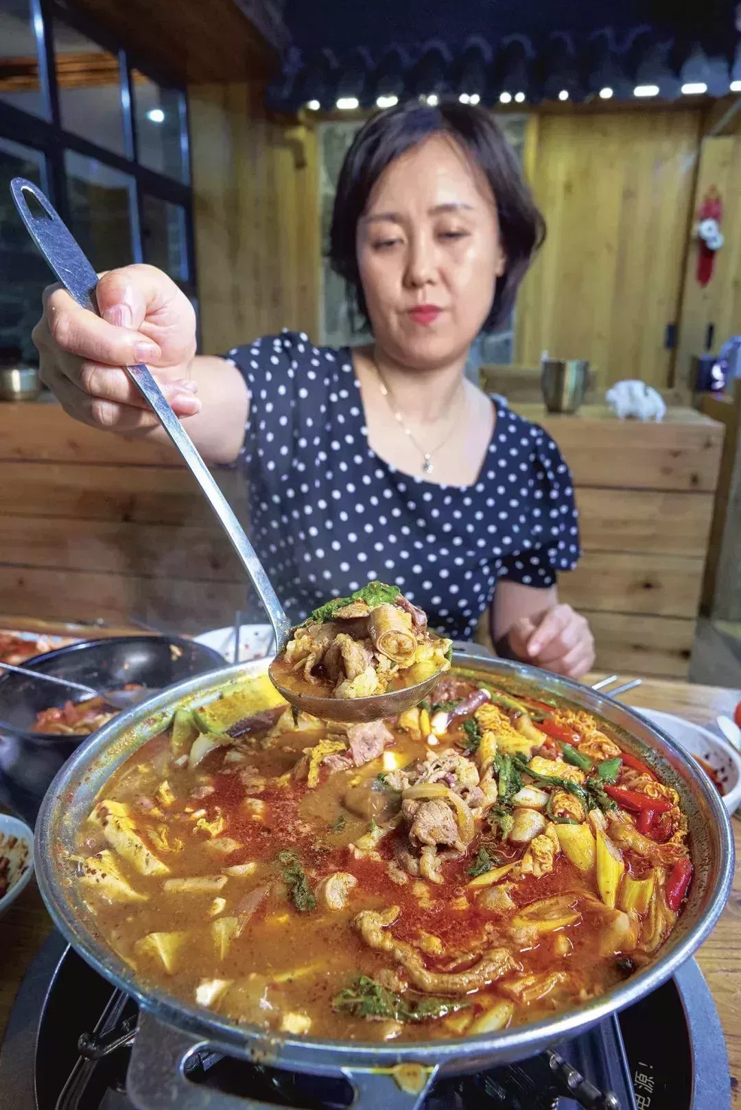 火石情正宗韓國料理的老闆李紅梅經常改良菜品,比如這道粉腸鍋裏就配了一隻鮮活章魚