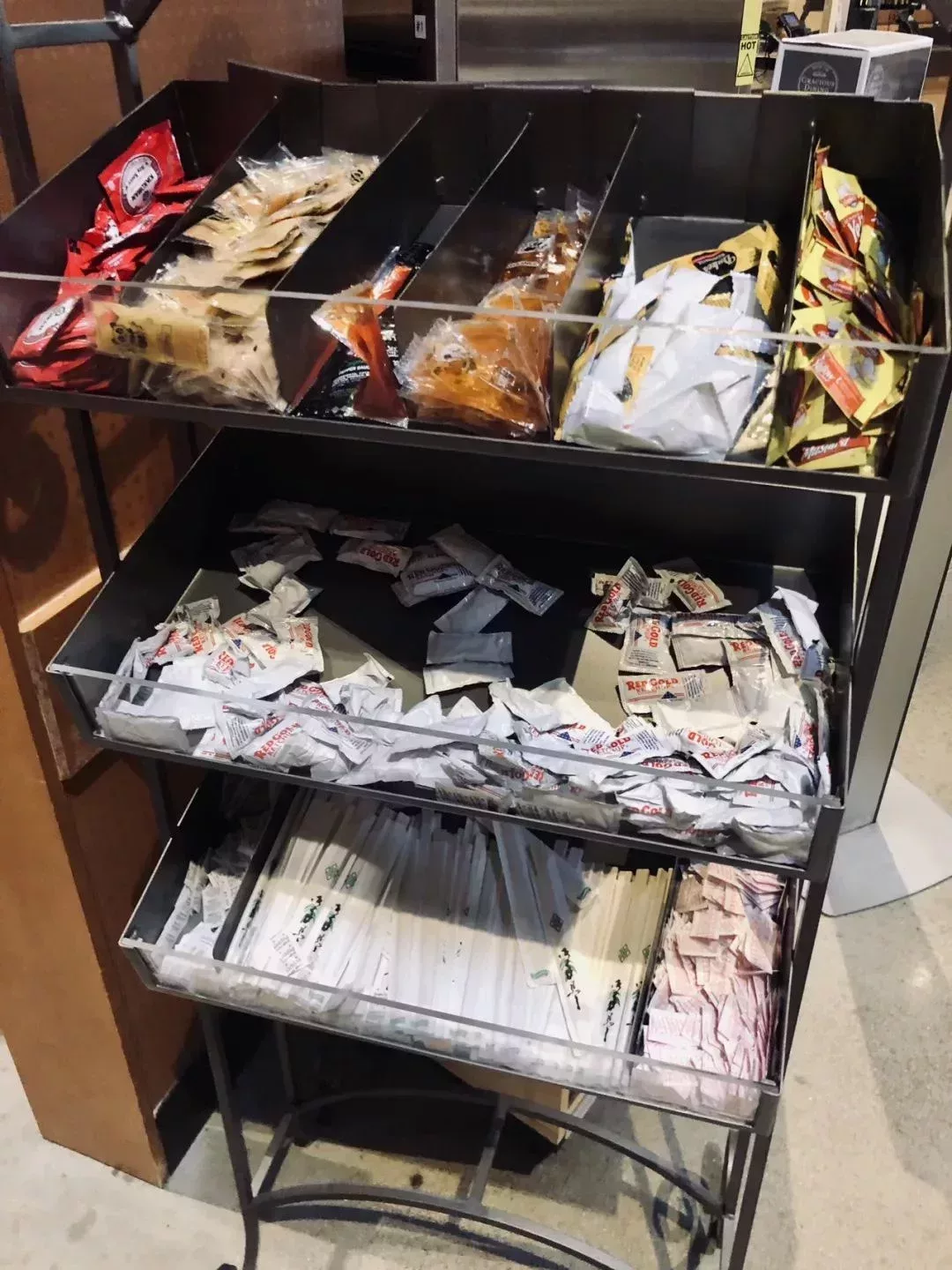 各種各樣的醬料都是免費的。