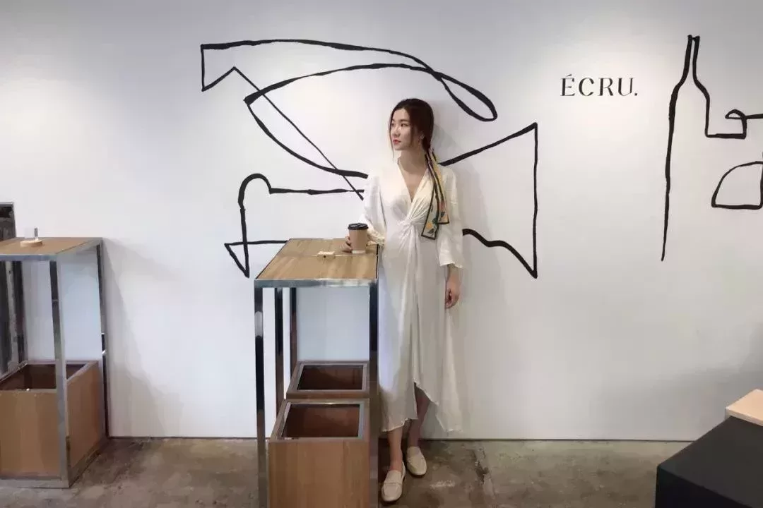 一條極其不方便的裙子,一張拍了無數次的照片。我已經完全忘記這家咖啡店的模樣。