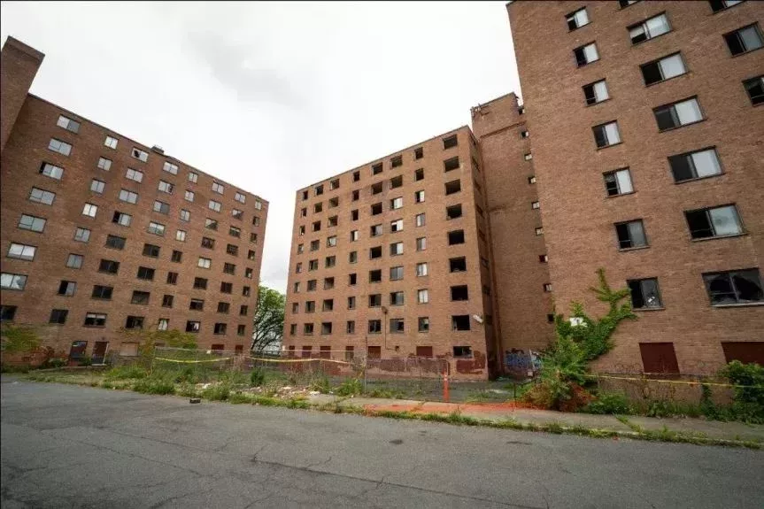 紐約州Troy市的Taylor Apartments(政府樓)長期空置,拖到2022年才確定會被拆除重建。