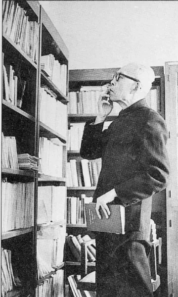 ▲金嶽霖在圖書館(1964年)