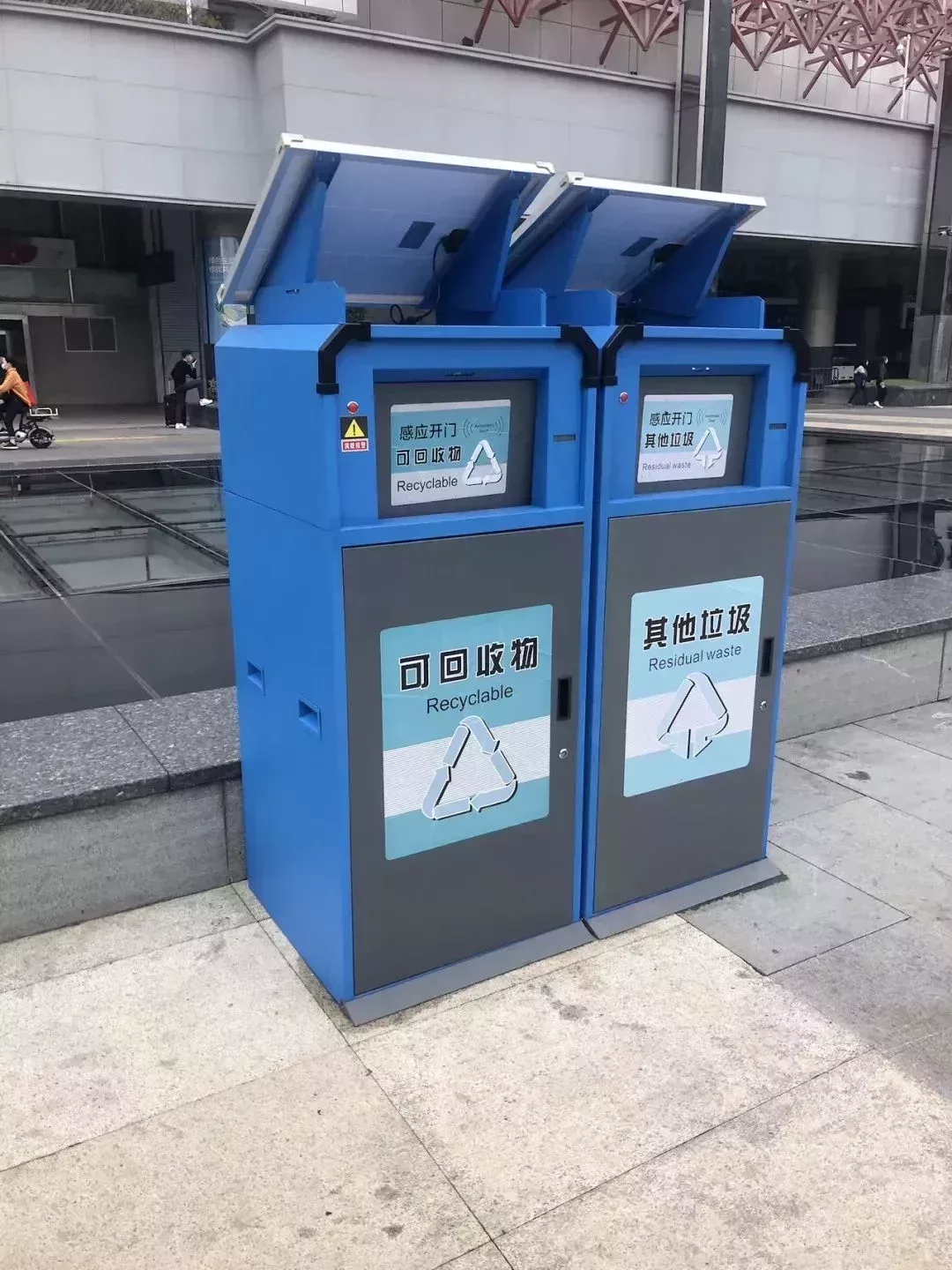 深圳羅湖口岸看到的感應分類垃圾箱