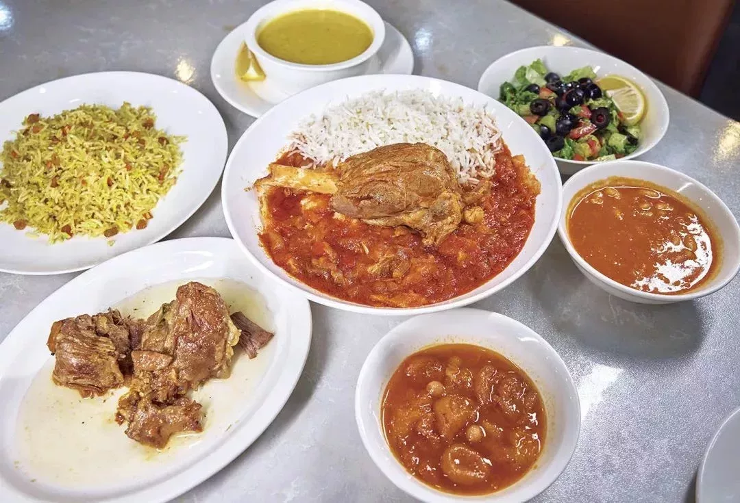 黃米飯和“羊肉泡饃米飯”都是伊拉克特色,燜羊肉更是哈利的拿手菜
