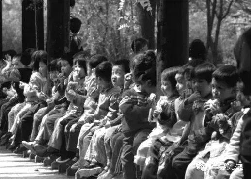 曾經的孩子上學是不額外收費的