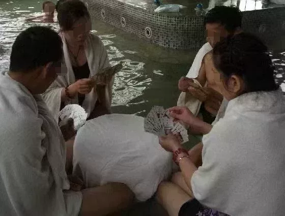 他們的澡堂裏都備好了桌子