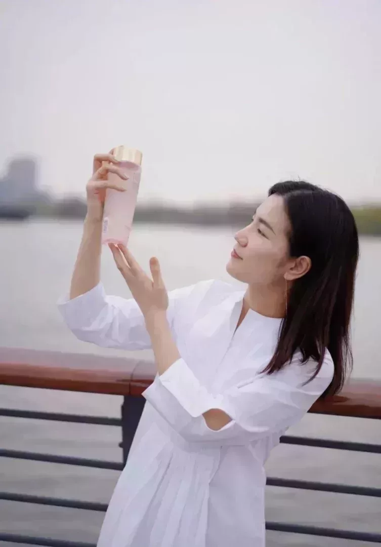 一個博主可以在任何戶外的荒謬環境裏,掏出一個廣告產品。不需要什麼邏輯,拿出來就完事了。