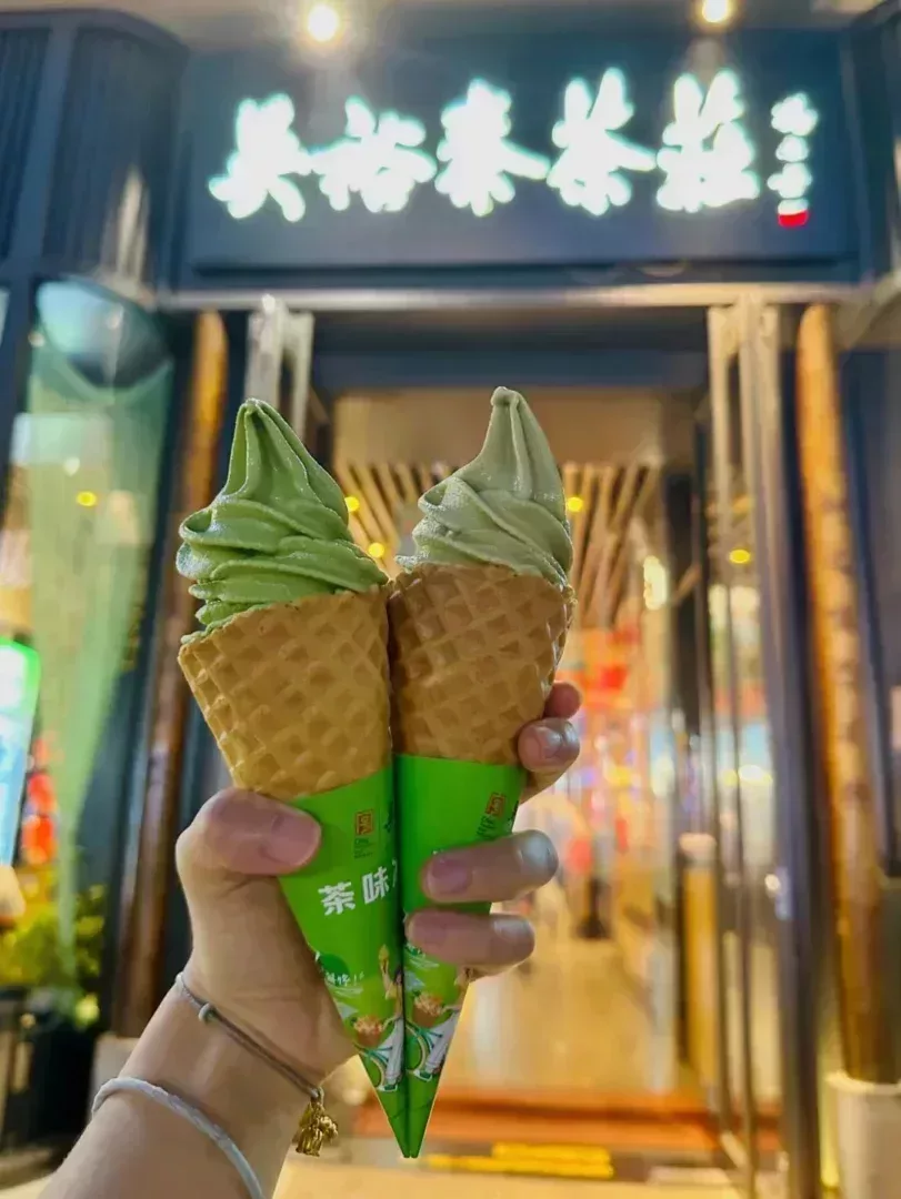 左爲抹茶,右爲花茶