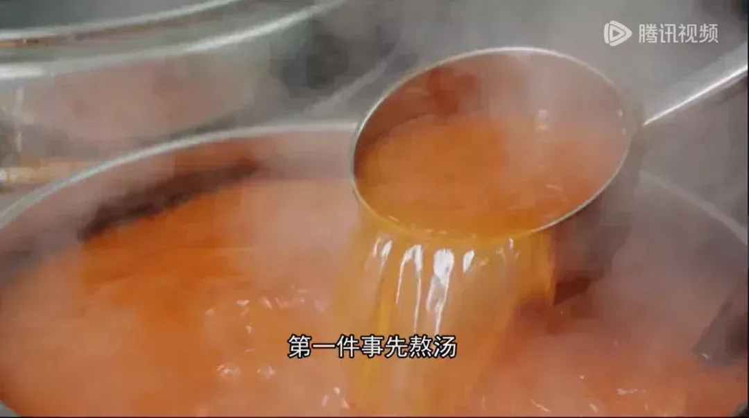 貴州凱裏的餐館老闆在做酸湯