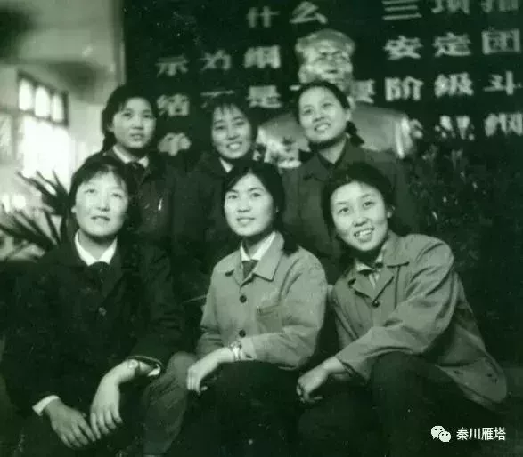 我(前排右一)與其他女工農兵學員