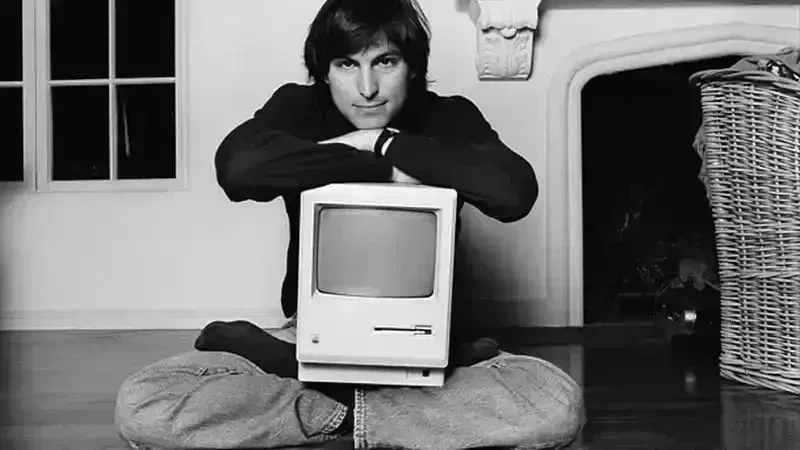 1984 年,攝影師 Norman Seeff 拍攝的喬布斯照片。他戴着一塊精工手錶。圖源:HODINKEE