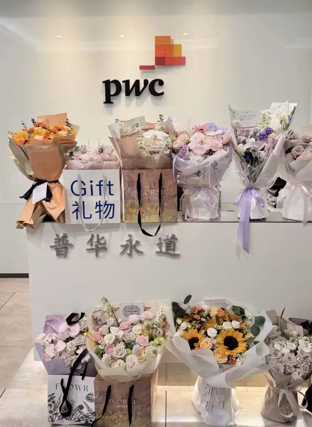 ▲ 普華永道員工畢業當天收到的鮮花。圖 / 受訪者供圖