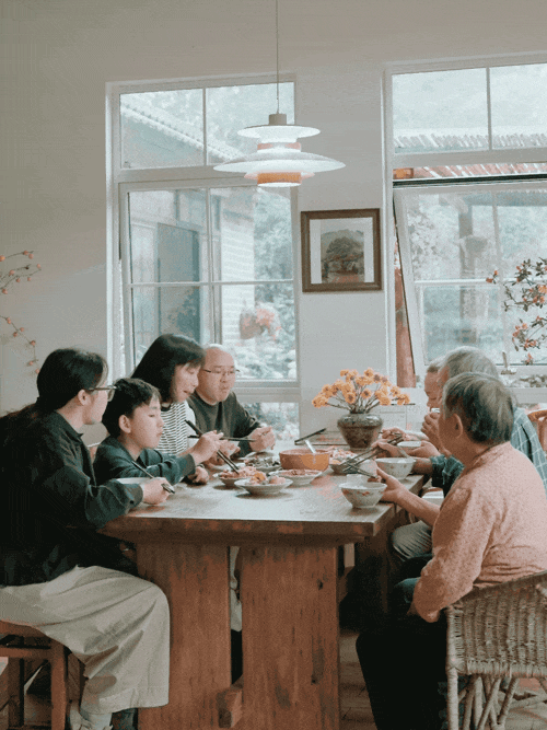 農村的廚房,也可以寬敞、明亮、清潔,已經成爲一家人情感交流的場所