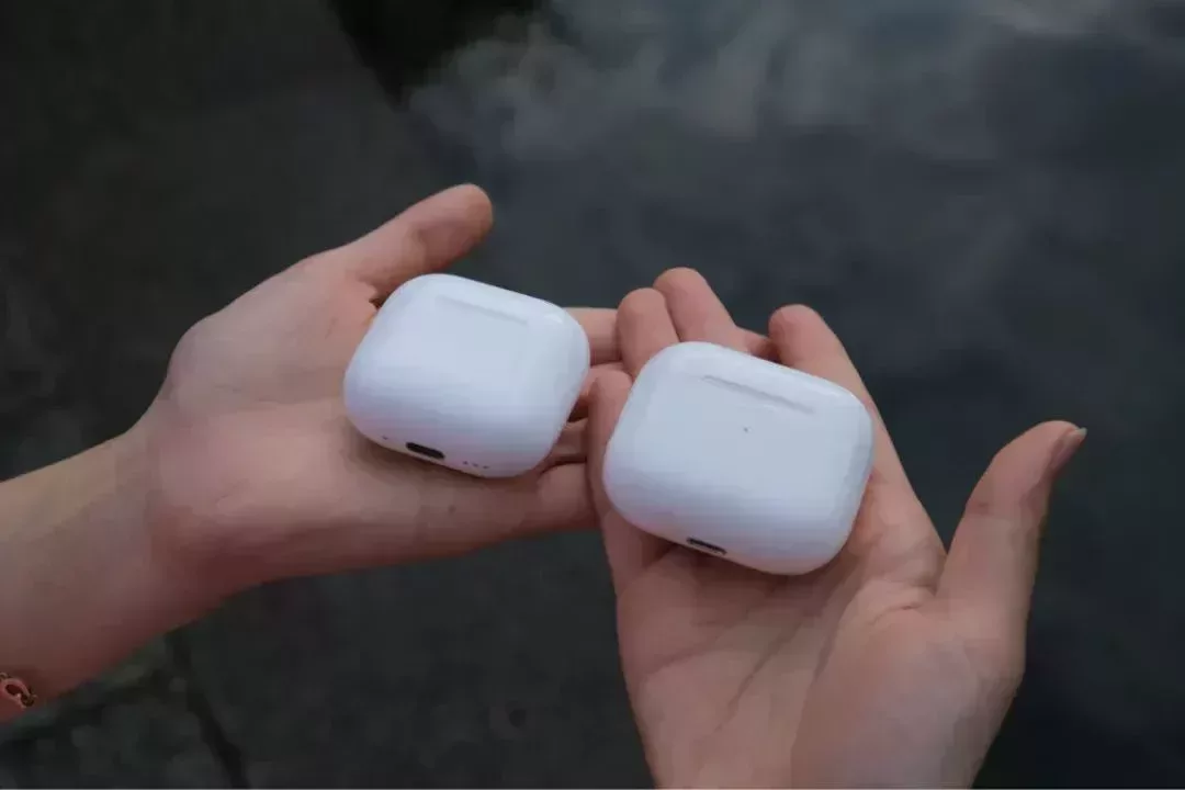 左:AirPods 4.右:第三代 AirPods。