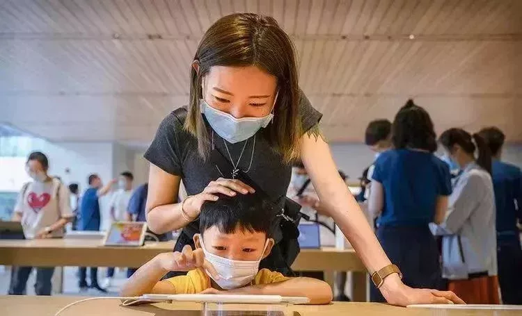 對於孩子來說,父母的陪伴比物質條件更重要