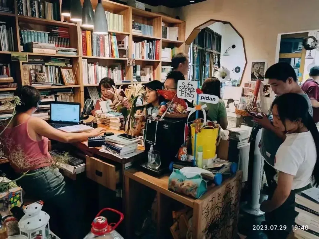 阿克梅書店裏,讀者聚到吧檯前聊天。