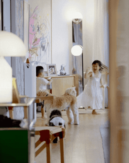 孩子們在家裏玩