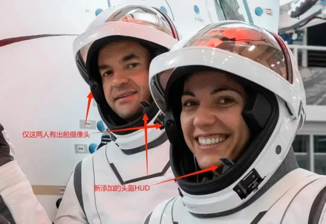 出艙的兩名宇航員艾薩克曼(左)和吉利斯(右)的頭盔細節 | SpaceX