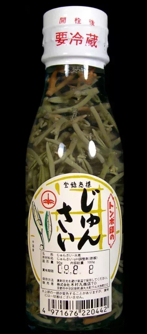 一瓶醃製的蓴菜丨wikipedia/ 実物