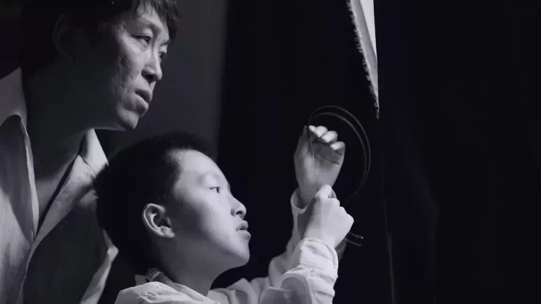 張小雷和父親一起看膠片。(圖/《八月》)