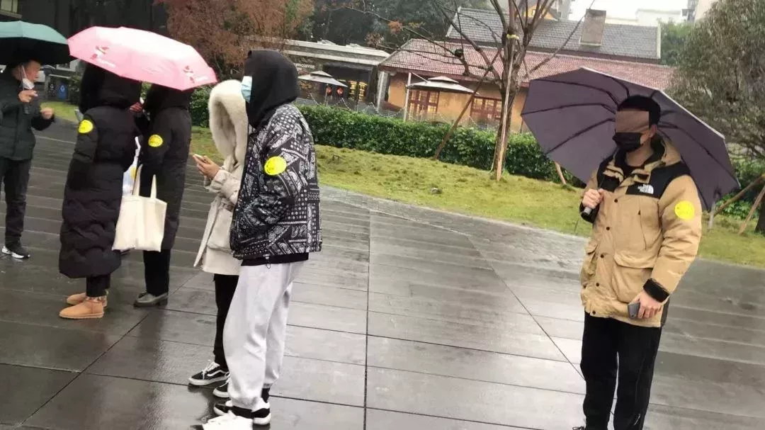 代理信訪人員佩戴統一標識,成爲認定“起鬨鬧事”的依據。(受訪者供圖 / 圖)