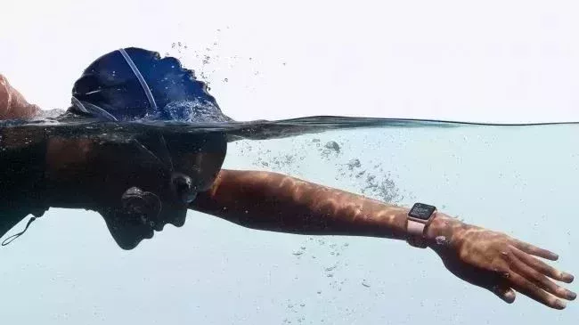 Apple Watch Series 2 支持 IPX8 級防水(圖源蘋果官網)