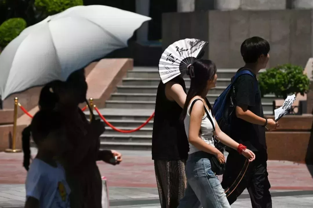 2023年8月31日,重慶解放碑步行街,市民在高溫天出行。近日,重慶連續晴朗天氣,多地氣溫持續走高,最高氣溫超過35℃。