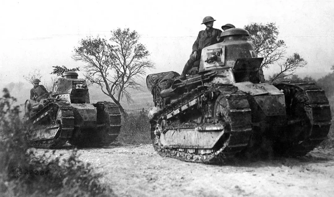 ◇ 圖爲1918年9月26日,美軍乘坐法國建造的雷諾FT-17坦克前往法國阿登森林前線