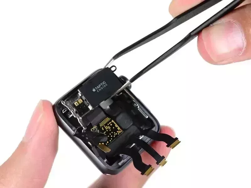 Apple Watch 內部「巨大」的 Taptic Engine(圖源 iFixit)