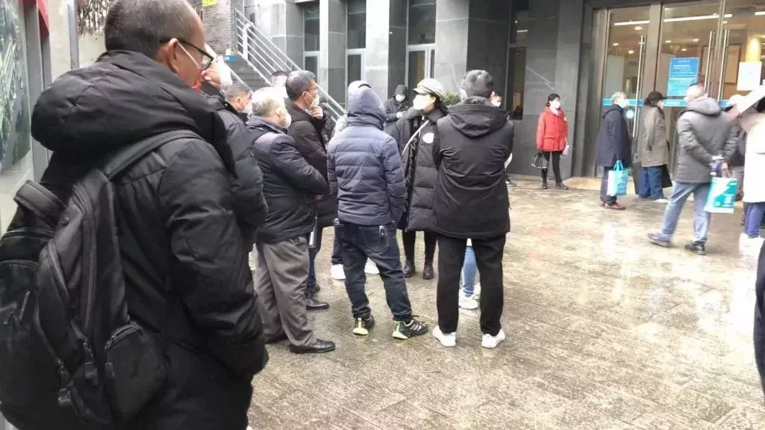 代理信訪人員在信訪大廳外等候。