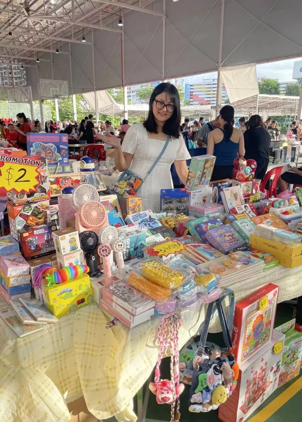 Gina在新加坡商場和跳蚤市場賣玩具