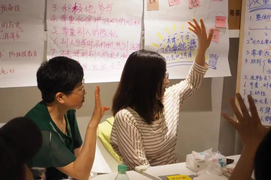 家長和社工爲共創的桌遊設計打分