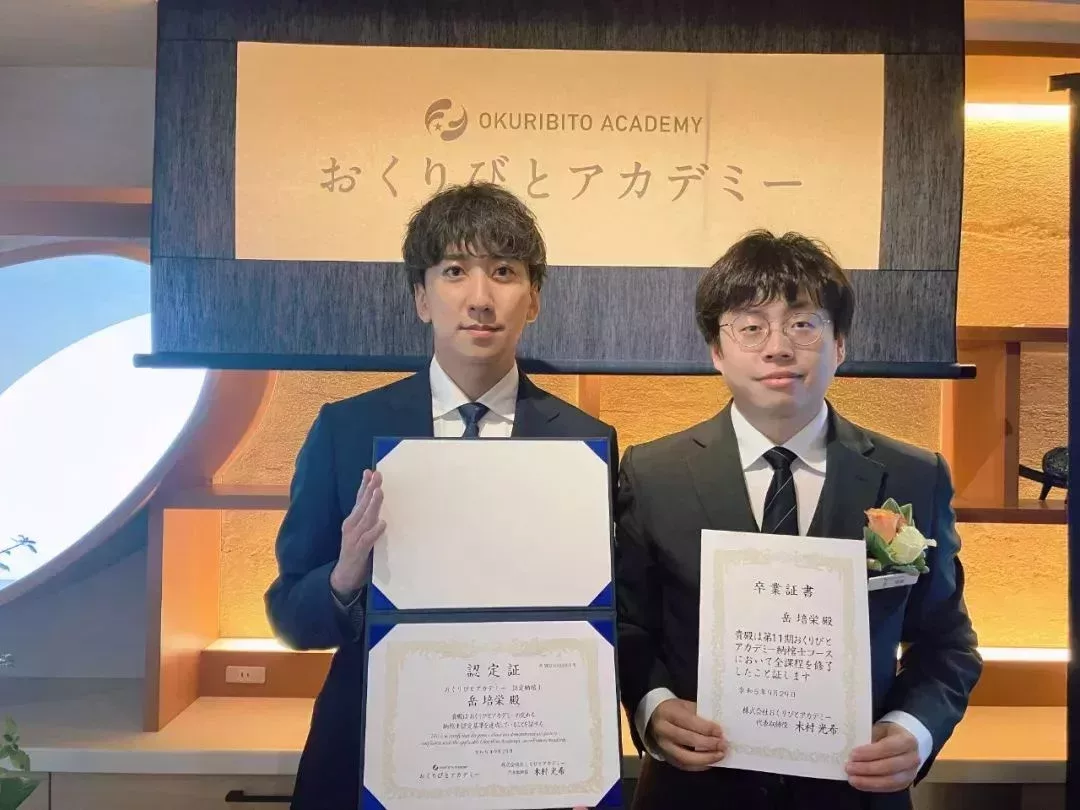 培榮從送行者學院畢業時木村校長給他頒發入殮師資格證 ©培榮