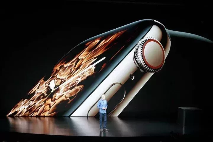 Apple Watch Series 4 新錶盤與略有更改的錶冠(圖源 2018 蘋果發佈會)