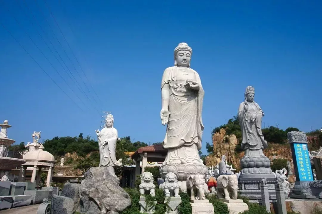 惠崇公路兩邊,佈滿了巨大的石雕。