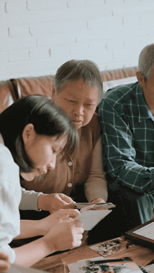 一家人聚在一起,翻看老照片