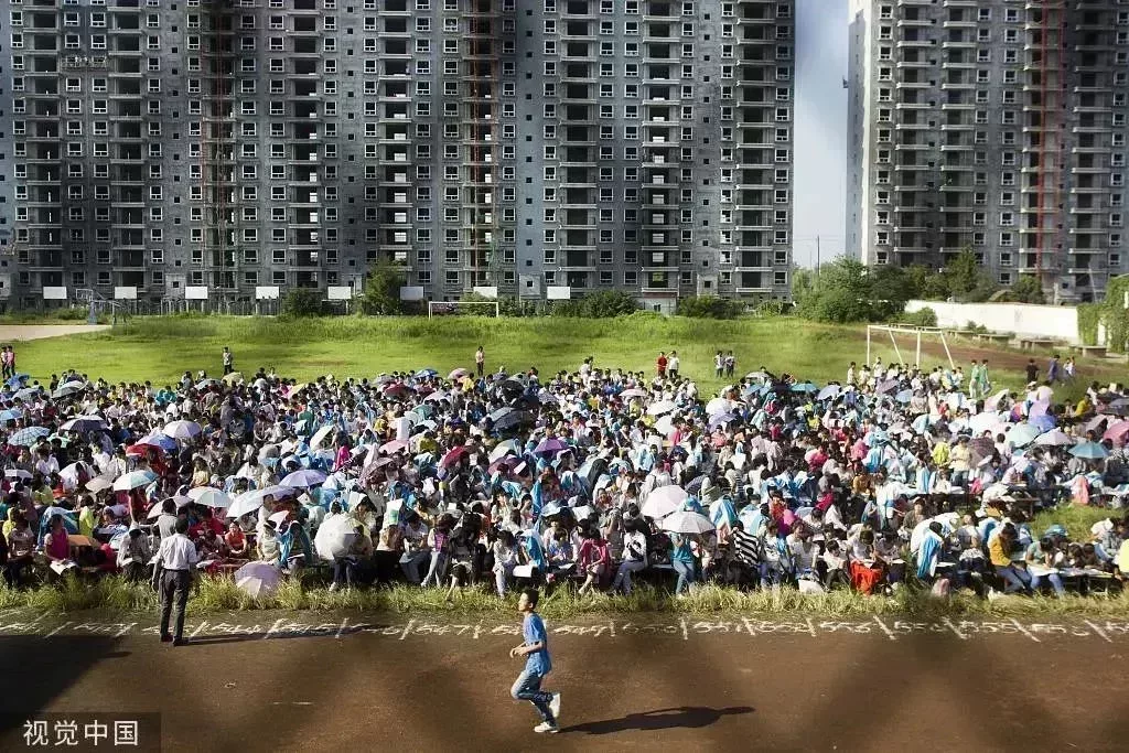 ●河南一所縣中入學典禮,學校大部分學生來自農村,視高考爲改變人生最大的機會。