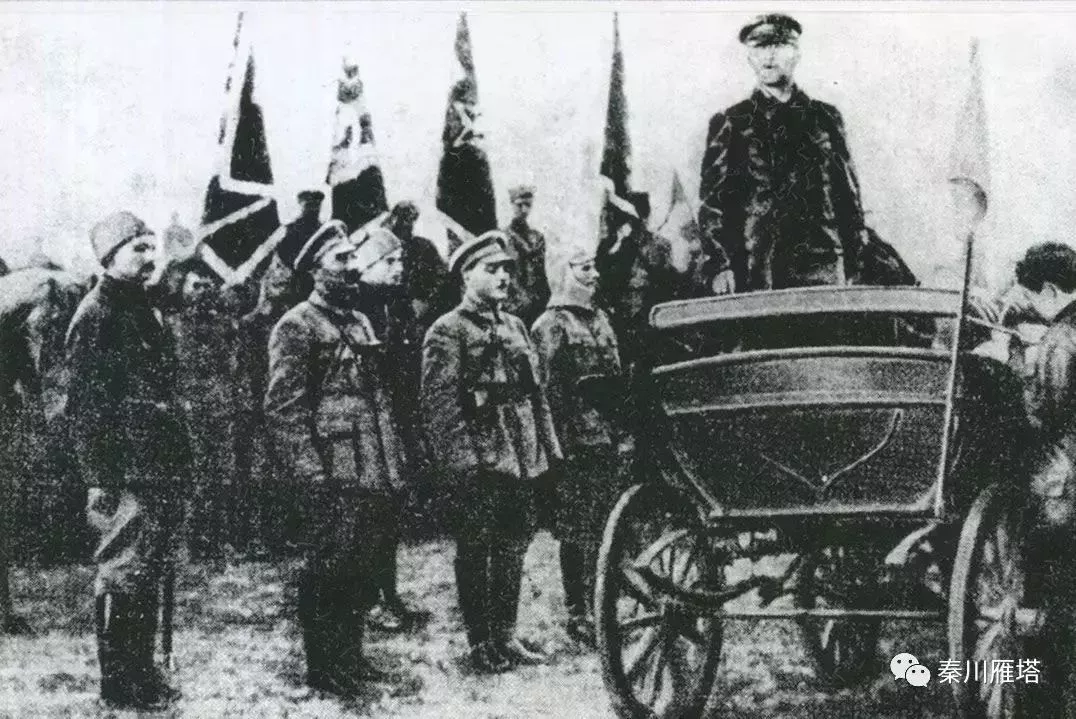 托洛茨基在視察軍隊