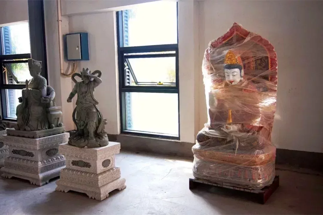 一尊打包好等待發貨的觀音。