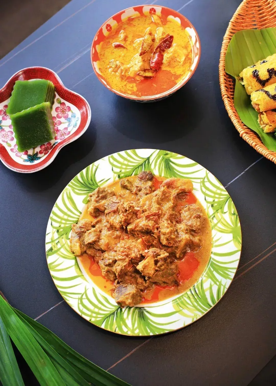 南洋風味”餐廳的咖喱雞(小碗)和咖喱牛肉(盤),以及七層糕