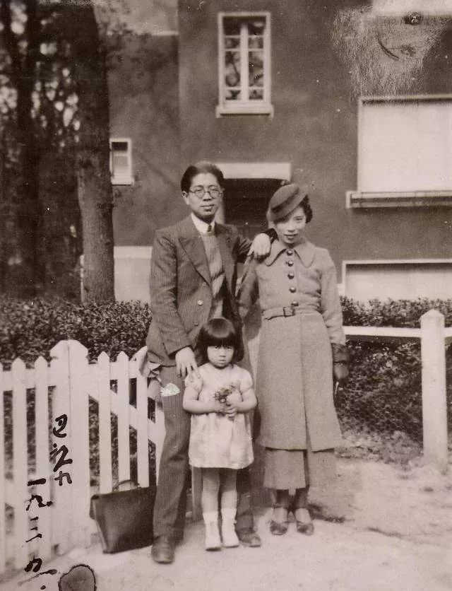 ▲1935年,常書鴻、陳芝秀、常沙娜一家三口在巴黎