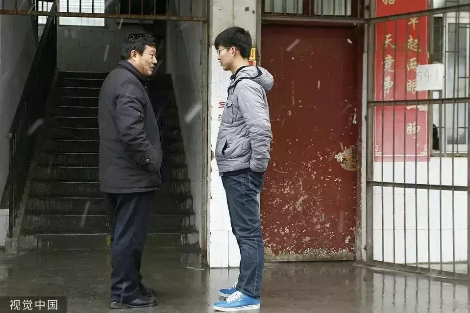 ●某縣中高三老師站在教室外與學生談心。
